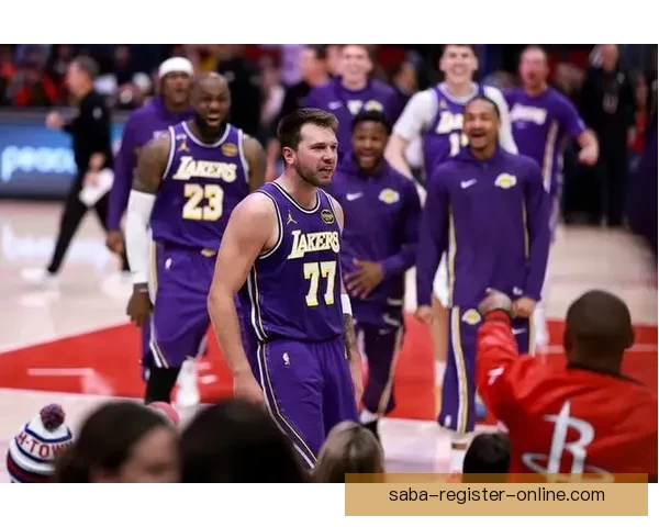 詹东里出战热火成疑湖人凌晨抵达迈阿密备战比赛